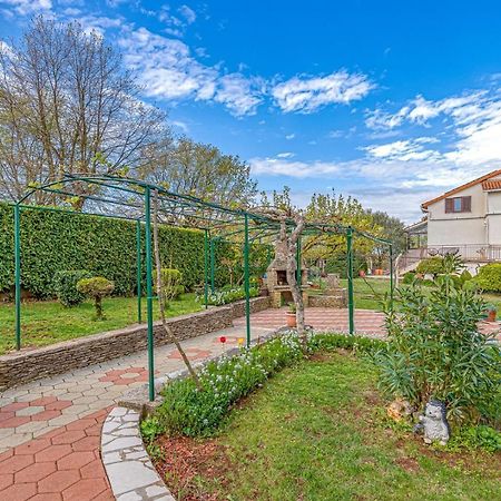 Apartment Flores Stari Pazin Bagian luar foto
