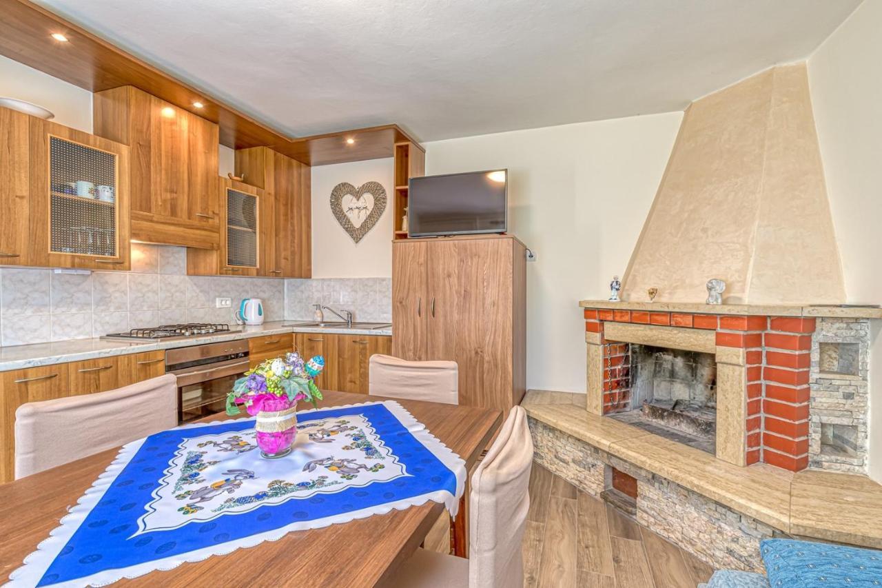 Apartment Flores Stari Pazin Bagian luar foto