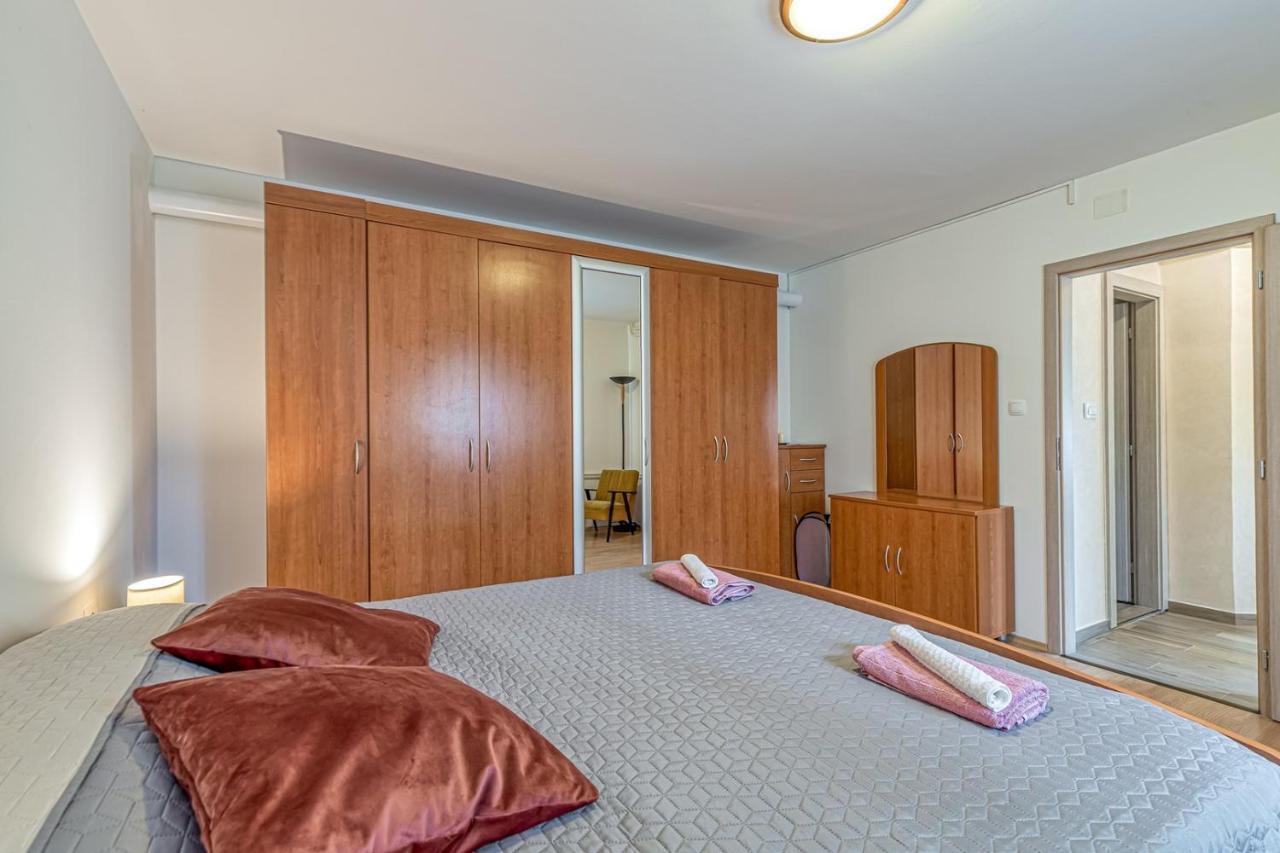 Apartment Flores Stari Pazin Bagian luar foto
