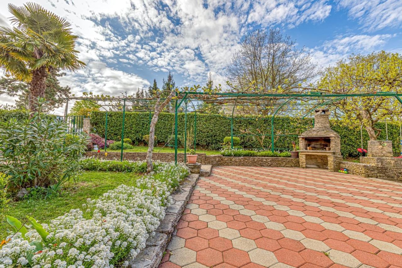 Apartment Flores Stari Pazin Bagian luar foto