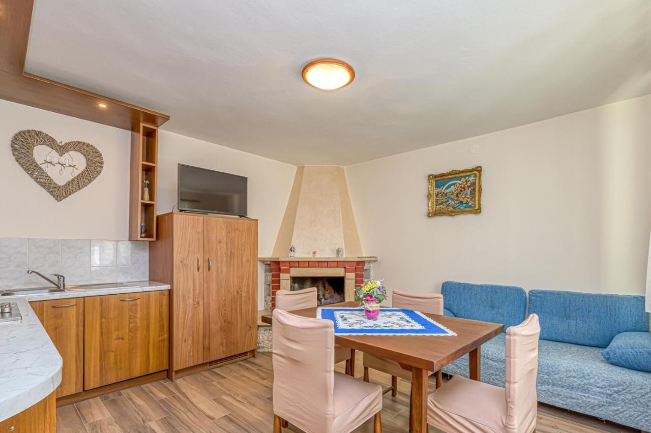 Apartment Flores Stari Pazin Bagian luar foto