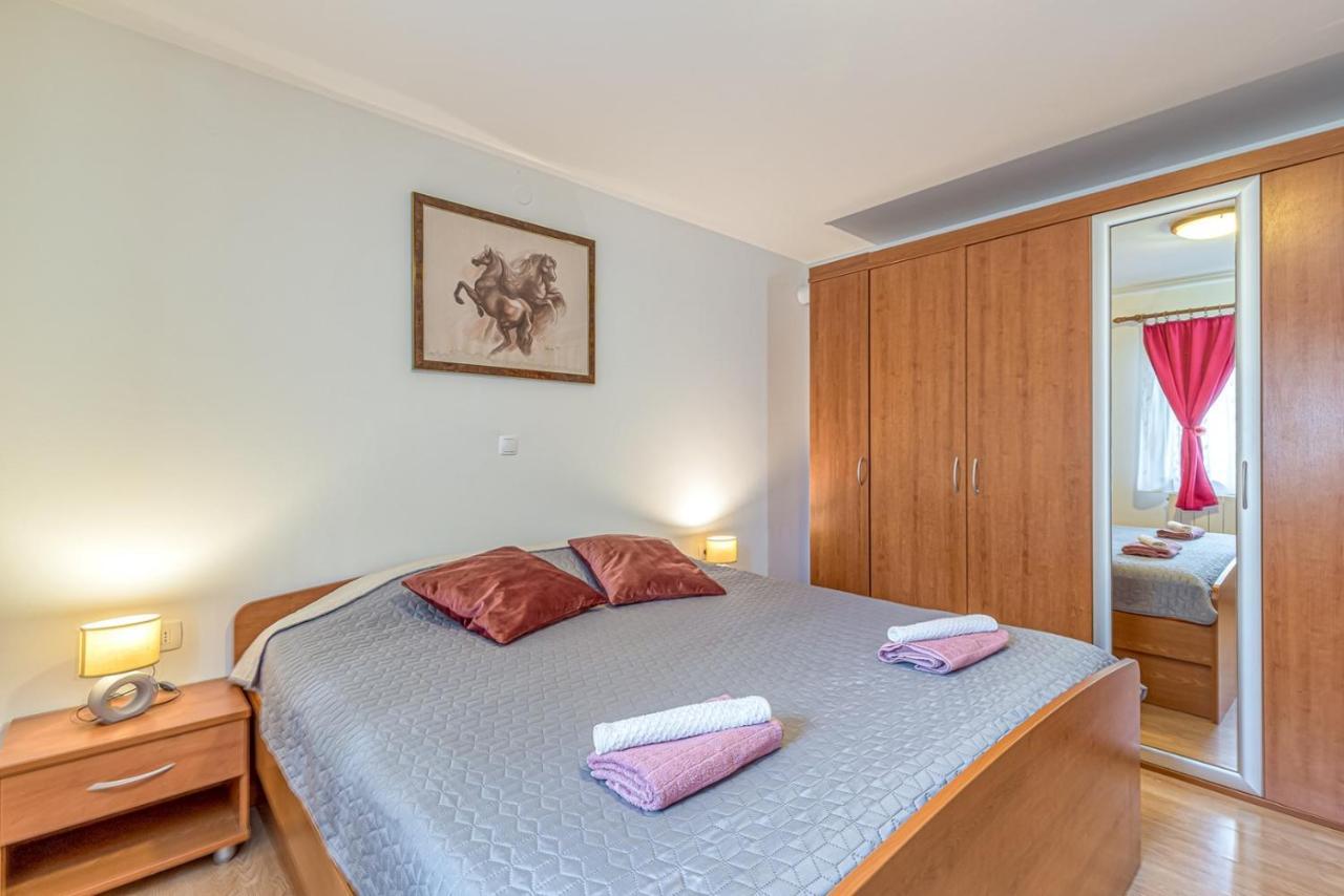 Apartment Flores Stari Pazin Bagian luar foto